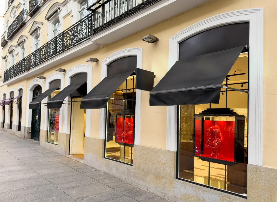 Façade vitrine de magasin en aluminium sur mesure à Robion